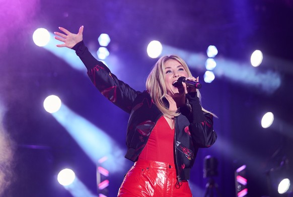 20.04.2023, Berlin: Beatrice Egli steht w�hrend des Charity-Nachwuchs-Konzertes &quot;All Hands on Deck&quot; in der Mercedes-Benz-Arena auf der B�hne. Mit dem Benefiz-Livestream-Konzert wollten Musik ...