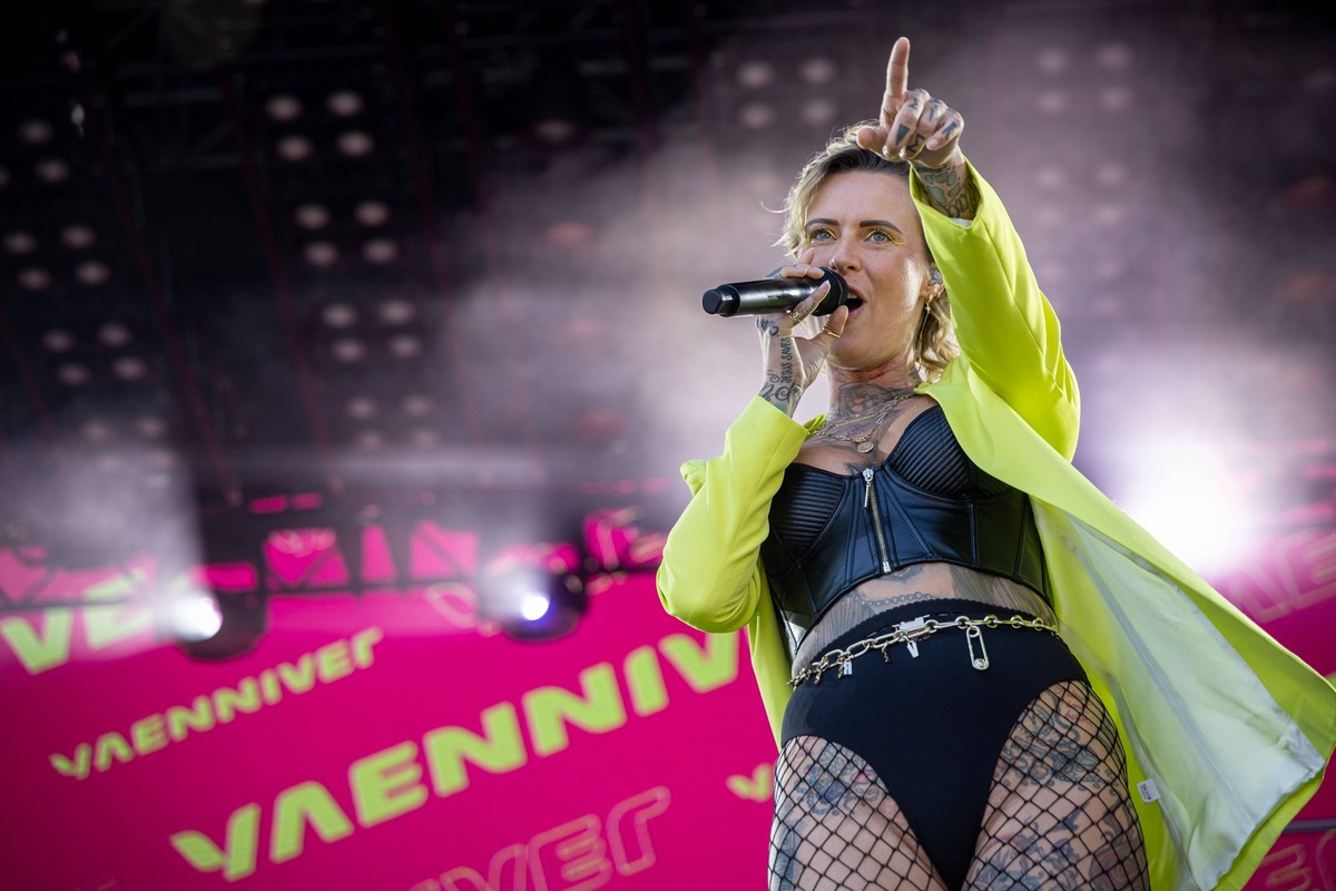 Stuttgart, Yaenniver auf dem Kessel Festival 2023, 24.06.2023 Die deutsche Rockmusikerin Jennifer Weist alias Yaenniver auf der Hauptbuehne des Kessel Festivals. Das 3. Kessel Festival 2023 auf dem Ca ...