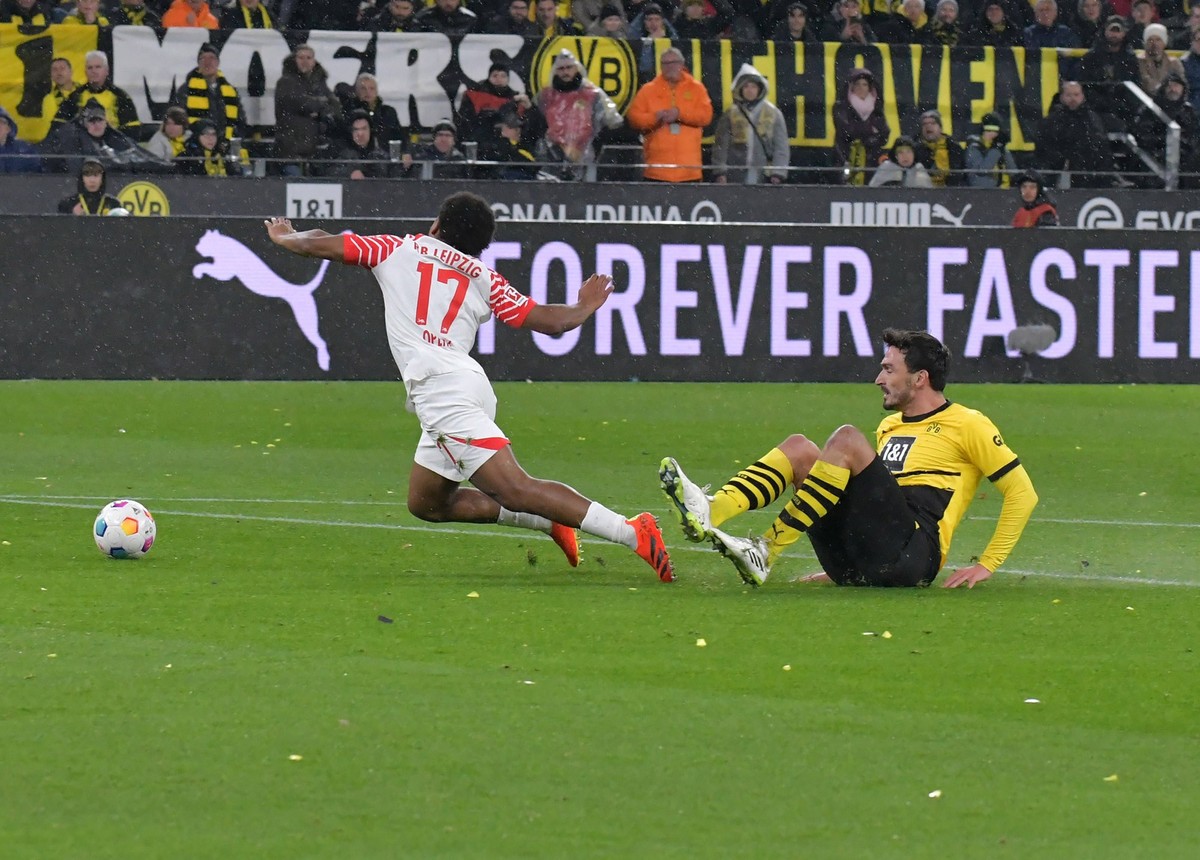 09.12.2023, xblx, Fussball 1.Bundesliga, Borussia Dortmund - RB Leipzig emspor, v.l. Lois Openda RB Leipzig, Mats Hummels Borussia Dortmund, Rote Karte f�r, red card for, Platzverweis, Game Misconduct ...