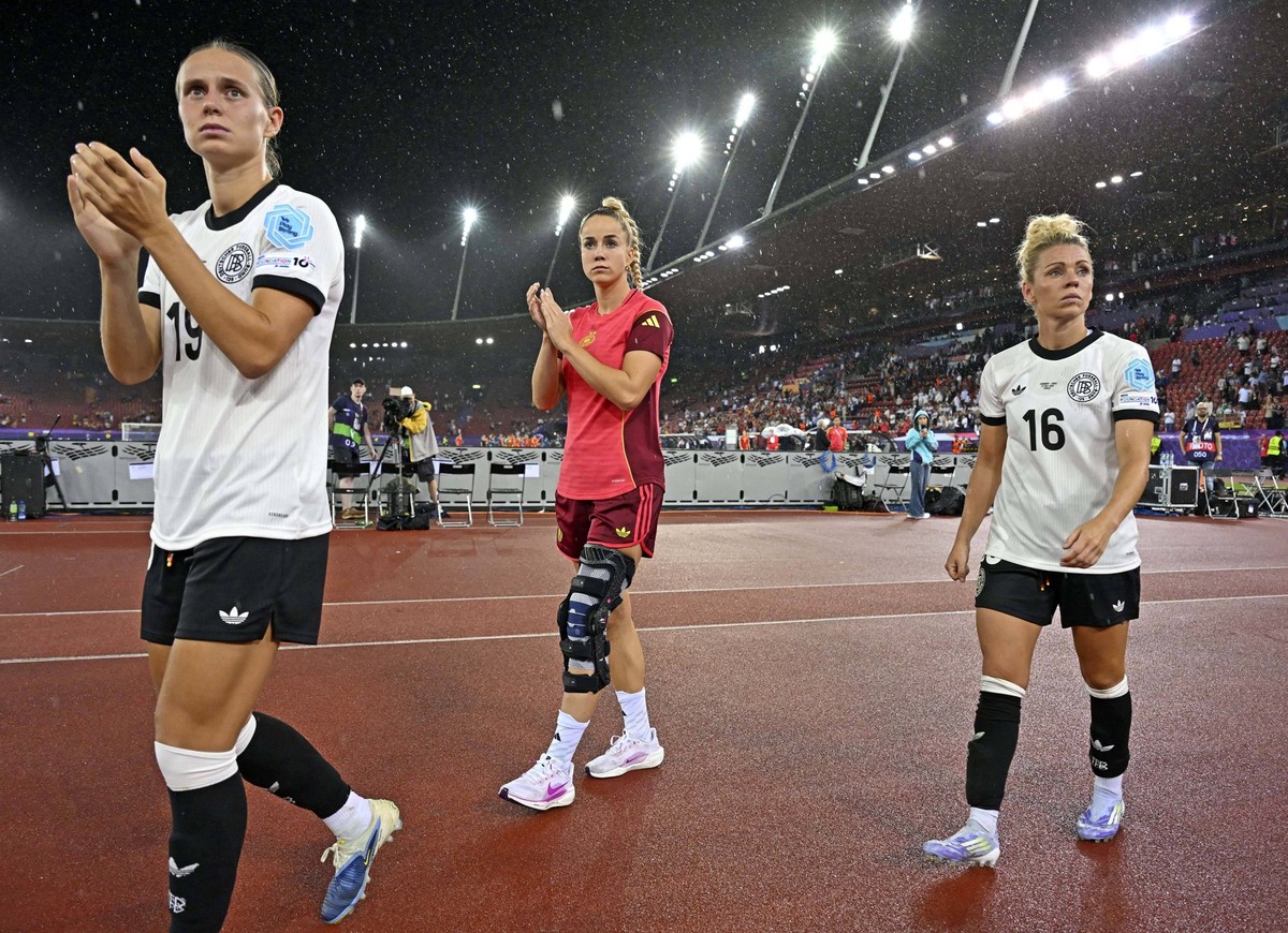 23.07.2025, UEFA Frauen-Europameisterschaft 2025 in der Schweiz. Halbfinale, Deutschland - Spanien, Im Stadion Letzigrund Z�rich. TDie deutschen bei den Fans v.l. Klara B�hl Deutschland, Giulia Gwinn  ...