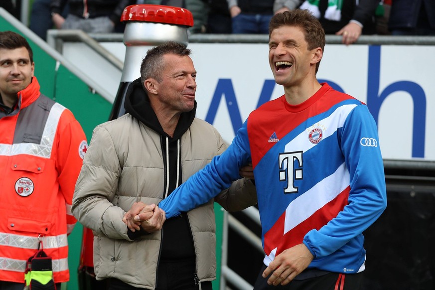 06.05.2023, xtgx, Fussball 1.Bundesliga, SV Werder Bremen - FC Bayern München emspor, v.l. TV Experte Lothar Matthaeus Matthäus SKY Thomas Mueller of Bayern München auf dem Weg zur Ersatzbank DFL/DFB  ...