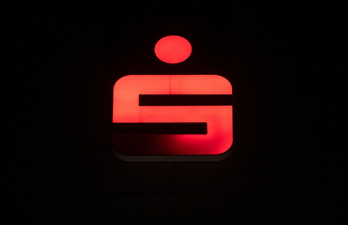 ARCHIV - 20.10.2021, Baden-Württemberg, Stuttgart: Ein defektes Logo der Sparkasse ist an der Fassade eines Gebäudes in der Innenstadt zu sehen. (zu dpa: «Sparkassen-Privatkunden greifen auf Ersparnis ...