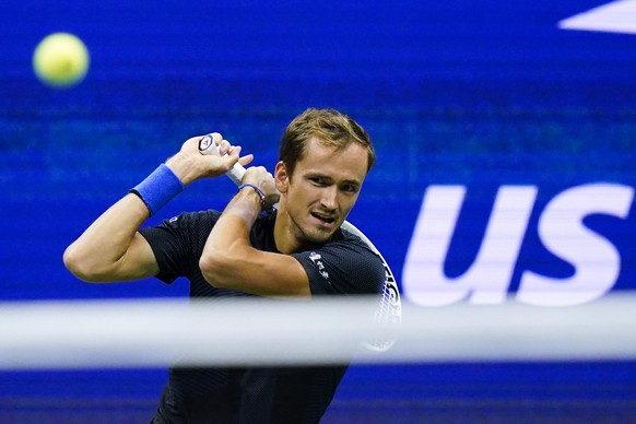 31.08.2022, USA, New York: Tennis: Grand Slam/ATP-Tour - US Open, 2 runde, Herren, Medwedew (Russland) - Rinderknech (Frankreich): Daniil Medwedew in Aktion. Foto: Frank Franklin Ii/AP/dpa +++ dpa-Bil ...