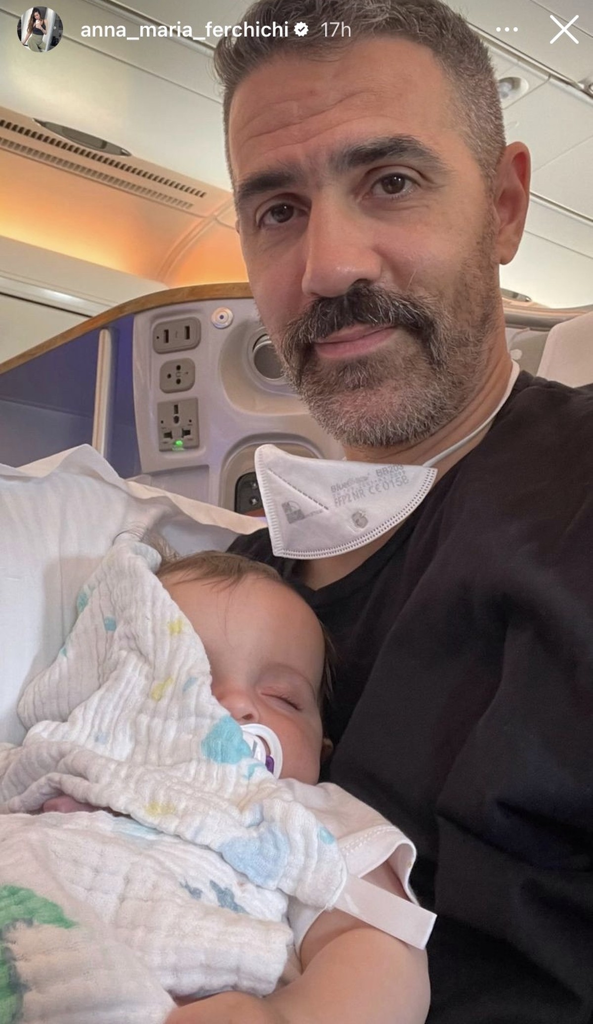 Hier hält der Rapper im Flugzeug eine seiner Töchter auf dem Arm.