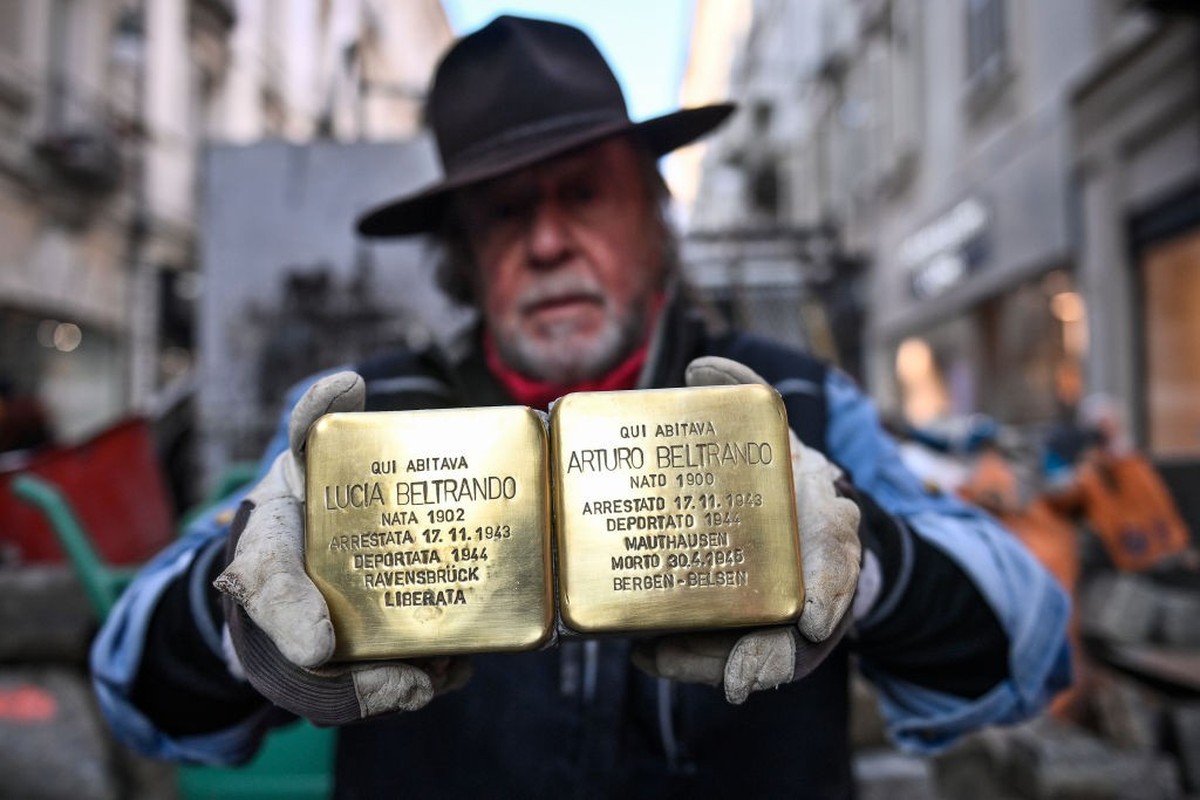 TURIN, ITALY - JANUARY 12: The artist Gunter Demnig poses for a photo holding the &quot;Memory Blocks&quot; on January 12, 2024 in Turin, Italy. The German artist Gunter Demnig began placing &quot;Stu ...