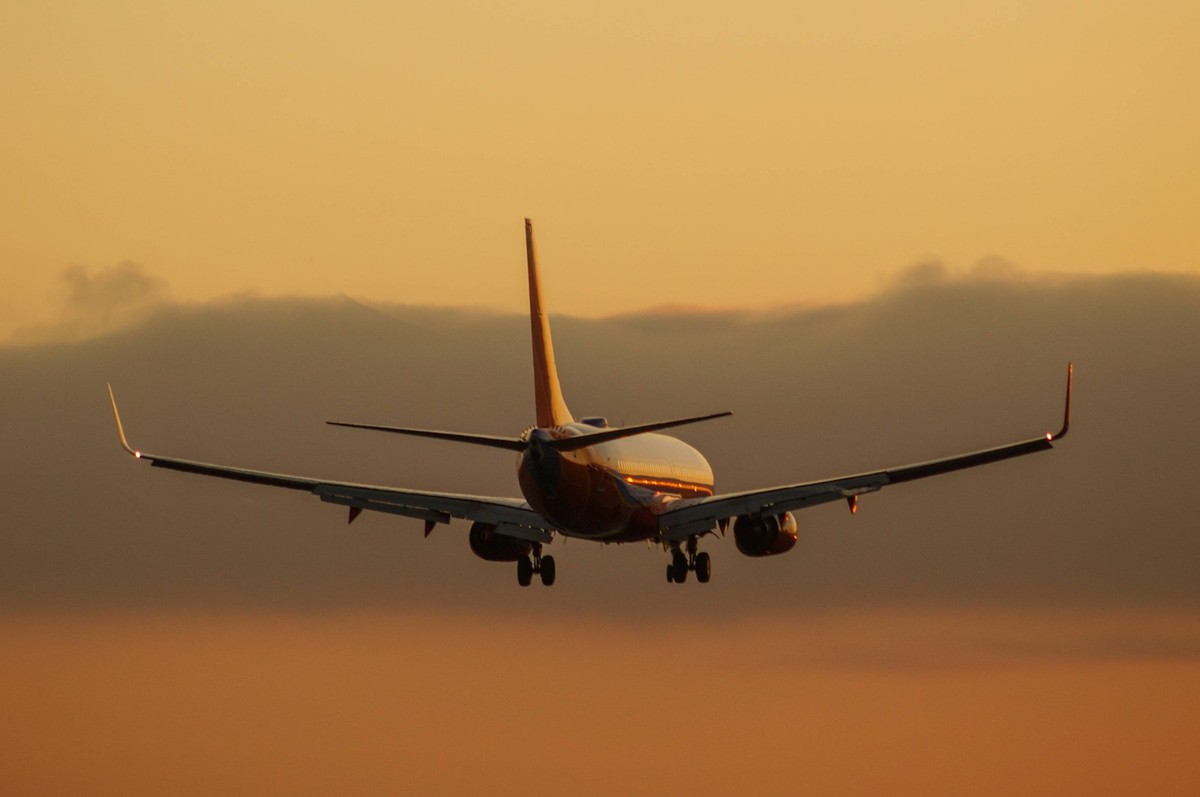Symbolbild Flugzeug, Landung, Sonnenuntergang, Himmel, Reisen, Luftfahrt, Passagierflugzeug, Flughafen, Flugbewegung, Reisebeginn, Ankunft, kommerzielle Luftfahrt, Flugzeugbau, Reiseflugzeug, Landekla ...