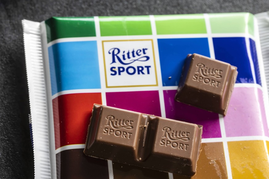 Ritter Sport Schokolade. Sortenunabh‰ngige Verpackung, nur im Fabrikverkauf erh‰ltlich. // 14.10.2022: DEU, Deutschland, Baden-W¸rttemberg, Waldenbuch. *** Ritter Sport chocolate packaging independent ...