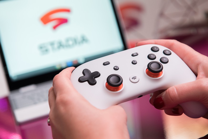 ILLUSTRATION - Das Logo und ein Gamepad von Stadia, dem Cloud Gaming Service von Google, aufgenommen am 20.08.2019 am Stand von Stadia auf der Spielemesse Gamescom in Koeln (Nordrhein-Westfalen) (gest ...