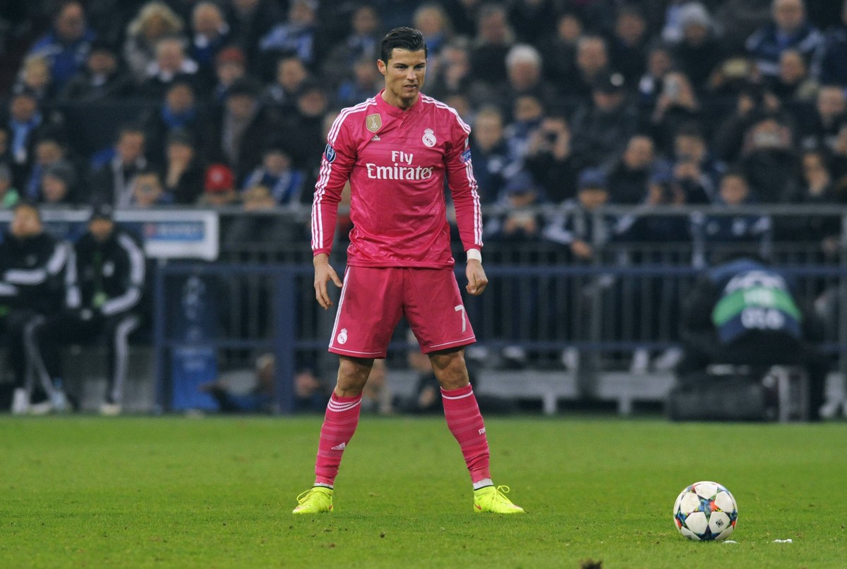Fussball, UEFA Champions League, Herren, Saison 2014/2015, Achtelfinale Hinspiel, VELTINS Arena Gelsenkirchen: FC Schalke 04, S04 (blau) - Real Madrid (rot) 0:2; Cristiano Ronaldo (Real Madrid) positi ...