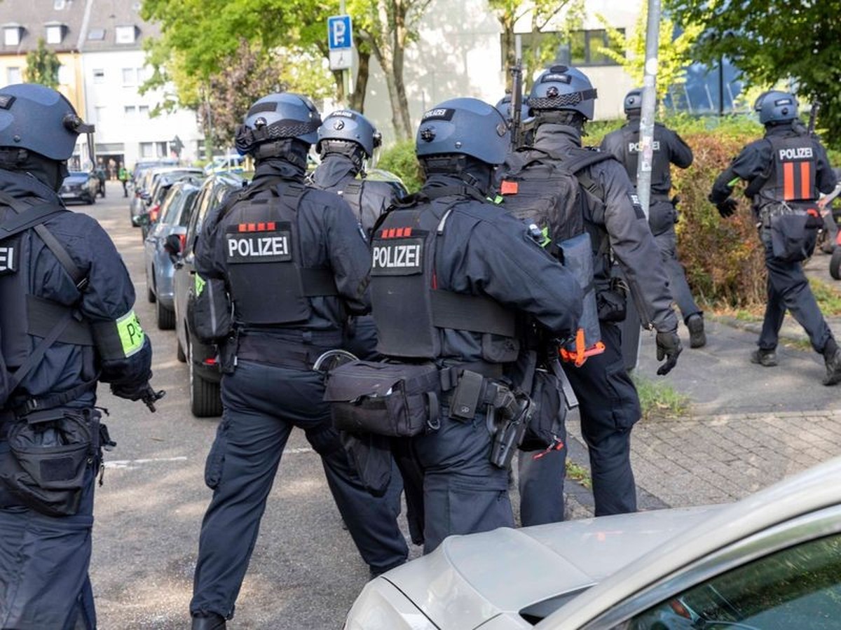 Polizisten sind an einem Berufskolleg in Essen im Einsatz. An der Schule laufe ein gr