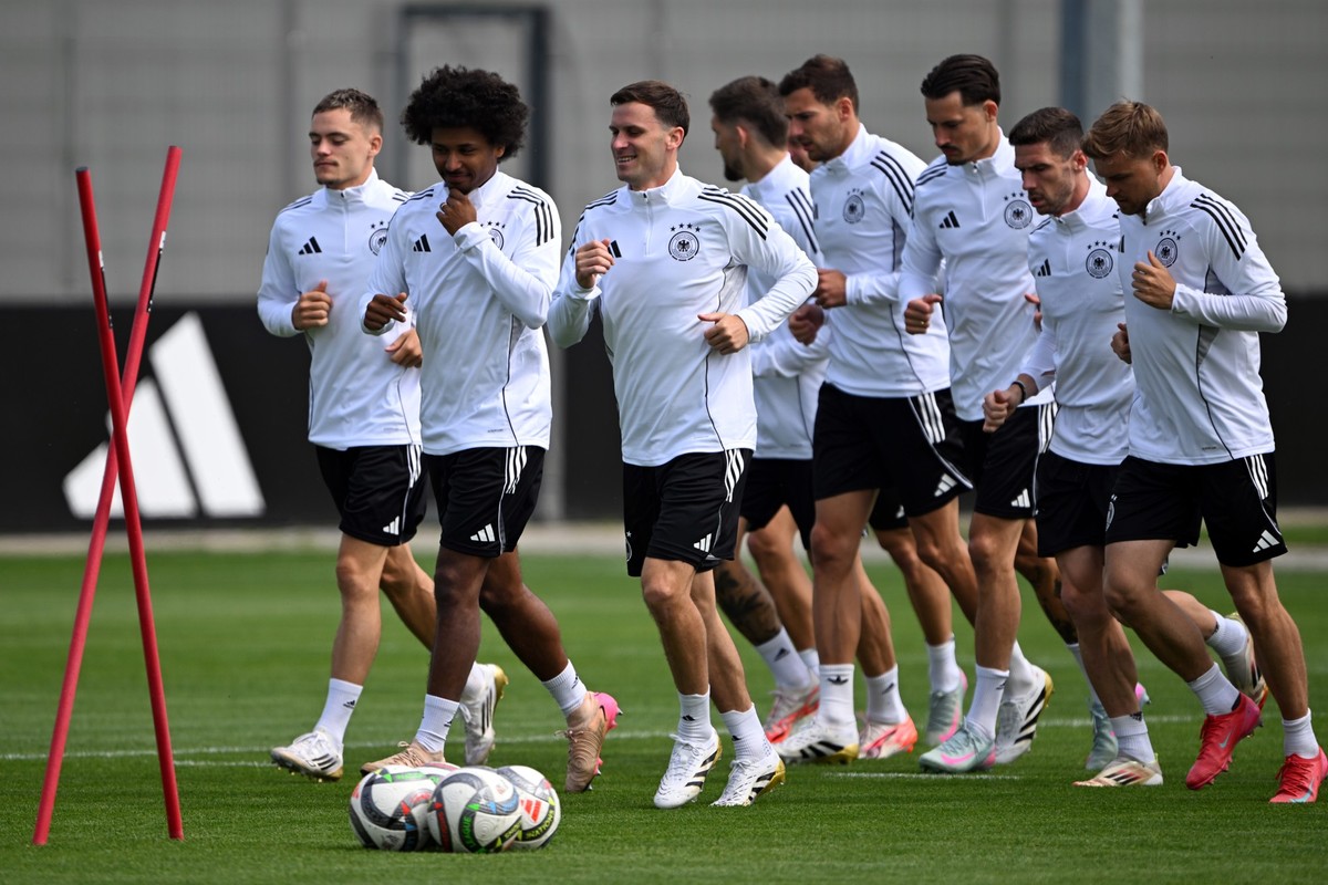 03.06.2025, Bayern, Herzogenaurach: Fußball: Nationalmannschaft, vor dem Nations-League-Halbfinale Deutschland - Portugal, Deutschlands Florian Wirtz (l-r), Karim Adeyemi, Pascal Groß, Robert Andrich, ...