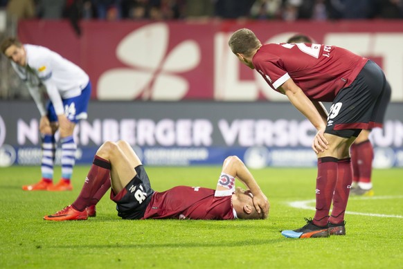 12.04.2019, xomx, Fussball 1.Bundesliga, 1.FC Nuernberg - FC Schalke 04 emspor, v.l. Das Spiel ist aus. Hanno Behrens (1. FC Nuernberg 18) am Boden. Er trauert, ist traurig, entaeuscht. Patrick Erras  ...