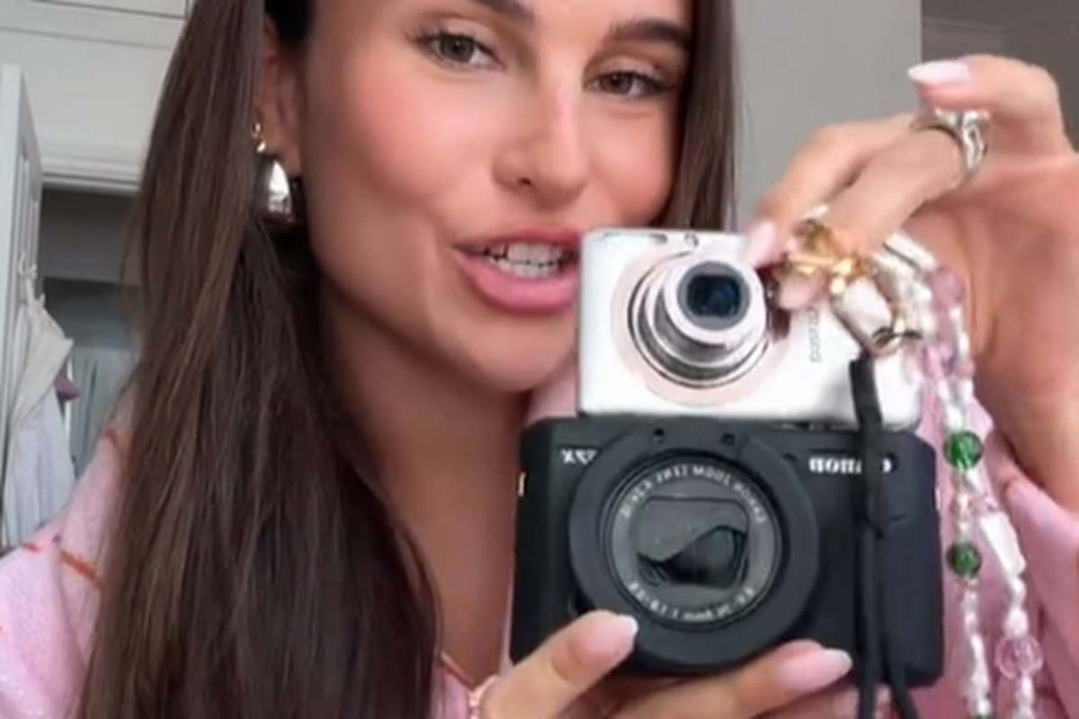 Auf Tiktok zeigt eine Userin ihre liebsten Digitalkameras.
