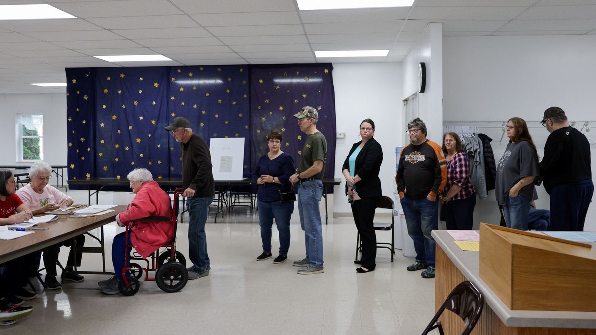 People line up at a polling station to vote during the 2024 U.S. presidential election on Election Day, in Johnstown, Pennsylvania, U.S., November 5, 2024. REUTERS/Jeenah Moon