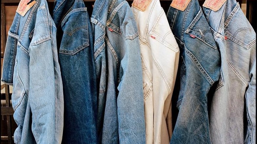 Stylischer Auftritt zu jeder Gelegenheit? Das ist mit den richtigen Denim-Pieces möglich.