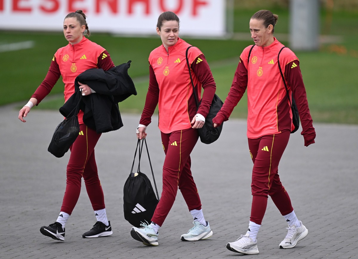 ARCHIV - 01.04.2025, Hessen, Frankfurt/Main: Fu�ball, Frauen, Nationalteam, Training, DFB Campus: Die Torh�terinnen Rafaela Borggr�fe (l-r), Stina Johannes und Ann-Katrin Berger kommen zum Training. ( ...