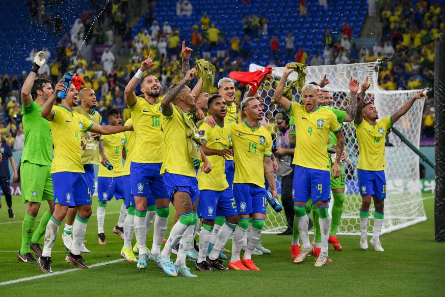 FUSSBALL WM 2022 VORRUNDE GRUPPE H Brasilien - Schweiz 28.11.2022 Schlussjubel Brasilien Gabriel Jesus 18, Eder Militao 14 und Richarlison 9 *** FOOTBALL WORLD CUP 2022 PRE-ROUND GROUP H Brazil Switze ...