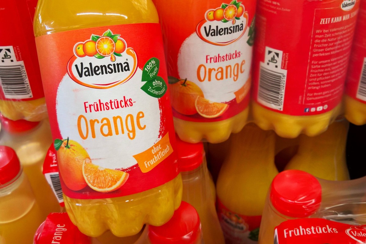 Valensina Saft bzw Orangensaft ohne Fruchtfleisch. Die Valensina GmbH ist ein deutscher Hersteller und Vertreiber von Fruchtsaft und Fruchtsaftgetraenken. Sitz des Unternehmens ist Moenchengladbach in ...