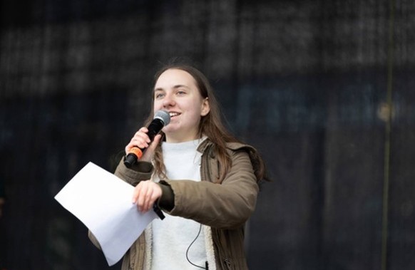 Annika Kruse ist seit Anfang 2019 bei Fridays for Future aktiv und organisiert als Pressesprecherin in Demos.