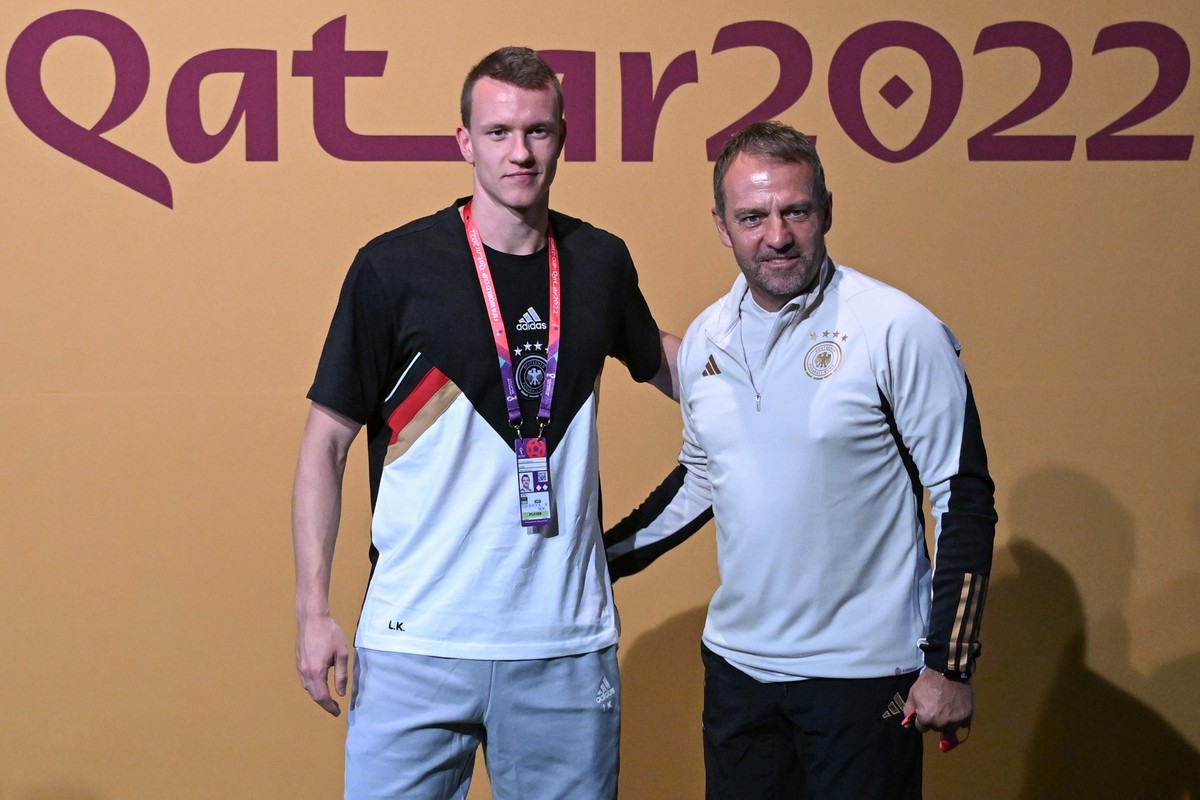 30.11.2022, Katar, Al-Shamal: Fu�ball, WM 2022 in Katar, Nationalmannschaft, Deutschland, Pressekonferenz, Bundestrainer Hansi Flick und Verteidiger Lukas Klostermann vor einer Pk. Foto: Federico Gamb ...
