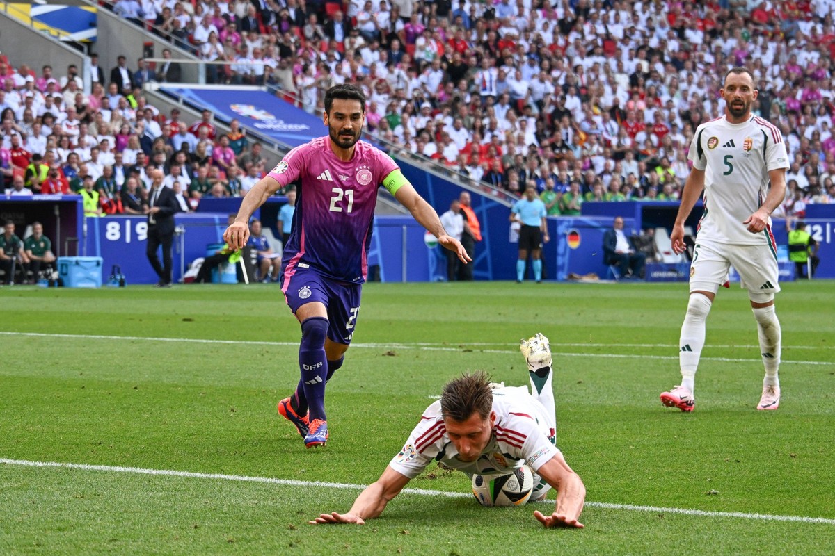 19.06.2024, xsltx, Fussball EM 2024, Deutschland - Ungarn emspor, v.l. Ilkay Guendogan G�ndogan, Deutschland, 21, Willi Orban Ungarn, 6 Zweikampf, Duell, Kampf, tackle DFL/DFB REGULATIONS PROHIBIT ANY ...