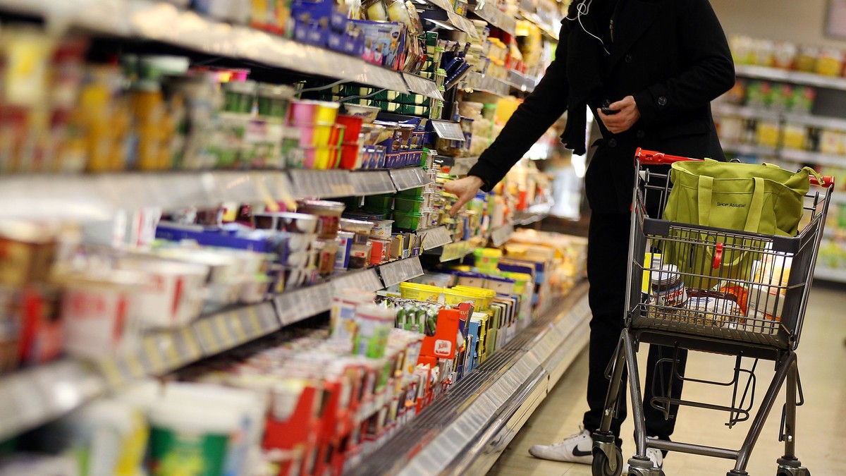 ARCHIV - 12.02.2012, Nordrhein-Westfalen, Köln: Ein Kunde bedient sich im Supermarkt-Regal. (zu dpa: «Mehrheit will bei Zollstreit US-Produkte boykottieren») Foto: Oliver Berg/dpa +++ dpa-Bildfunk +++