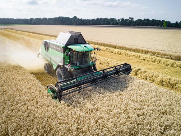 Agrarfoto - Getreideernte. Moderner Deutz-Fahr Mähdrescher Modell C9306TS bei gutem Erntewetter auf dem Feld im Ernteeinsatz. Landwirtschaftliches Symbolfoto.