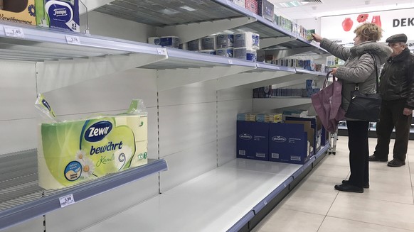 Wegen Coronavirus:leere Regale bei Drogeriemarktketten-wie hier in einer Filiale von Rossmann. Vor allem Toilettenpapier ist vielerorts ausverkauft. *** Due to coronavirus empty shelves at drugstore c ...