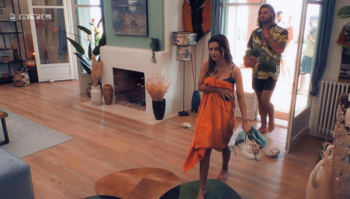 Beim Bodypainting kommen sich Bachelorette Maxime und Zico näher.

Die Verwendung des sendungsbezogenen Materials ist nur mit dem Hinweis und Verlinkung auf TVNOW gestattet.