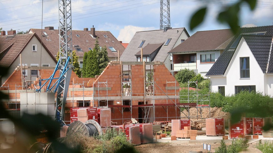 Hausbau Eigentum Miete Abtrag Nachbar Neubaugebiet - gesehen am 13.06.2019 in Gleidingen bei Hannover *** house construction property rent removal neighbour new development area seen on 13 06 2019 in  ...