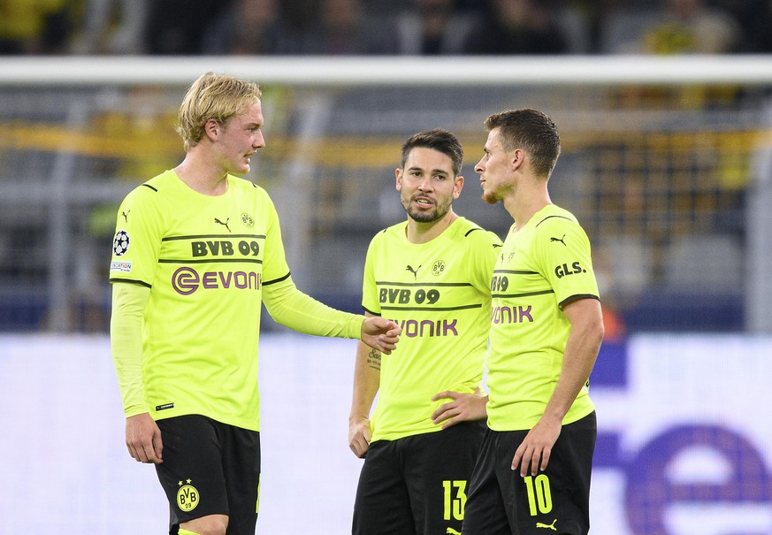 v.l. Julian BRANDT (DO), Raphael GUERREIRO (DO), Thorgan HAZARD (DO) im Gespraech, Besprechung, Fussball Champions League, Vorrunde 2.Spieltag, Borussia Dortmund (DO) - Sporting Lissabon (LIS) 1:0, am ...