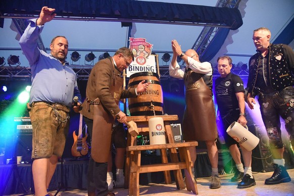 07.09.2022 Frankfurt am Main, Deutsche Bank Park Frankfurter Oktoberfest 2022 - Er�ffnung v,l.n.rechts Festwirt Dennis Hausmann , Ehrengast Boris Rhein Hessischer Ministerpr�sident. Binding-Vorstand O ...