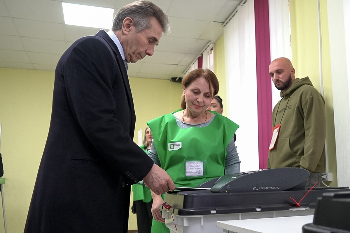 26.10.2024, Georgien, Tiflis: Auf diesem Foto, das von einem Video stammt, gibt der in Russland zum Milliardär gewordene Parteigründer Bidsina Iwanischwili, Führer der von ihm gegründeten Partei Georg ...