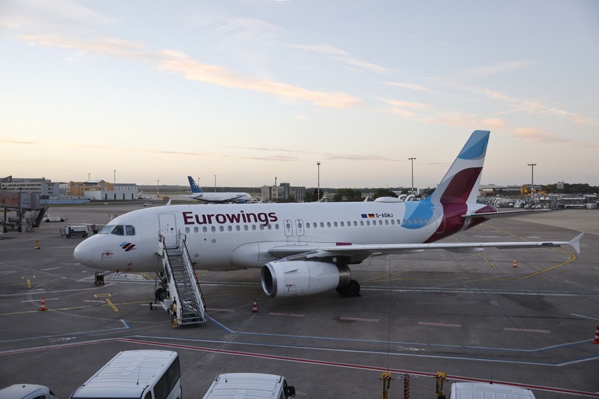 06.10.2022, Nordrhein-Westfalen, Köln: Passagierflugzeuge der Airline Eurowings stehen am Flughafen Köln/Bonn am Boden. Eurowings-Piloten treten in ganztägigen Streik, Aufgerufen zum 24-stündigen Auss ...