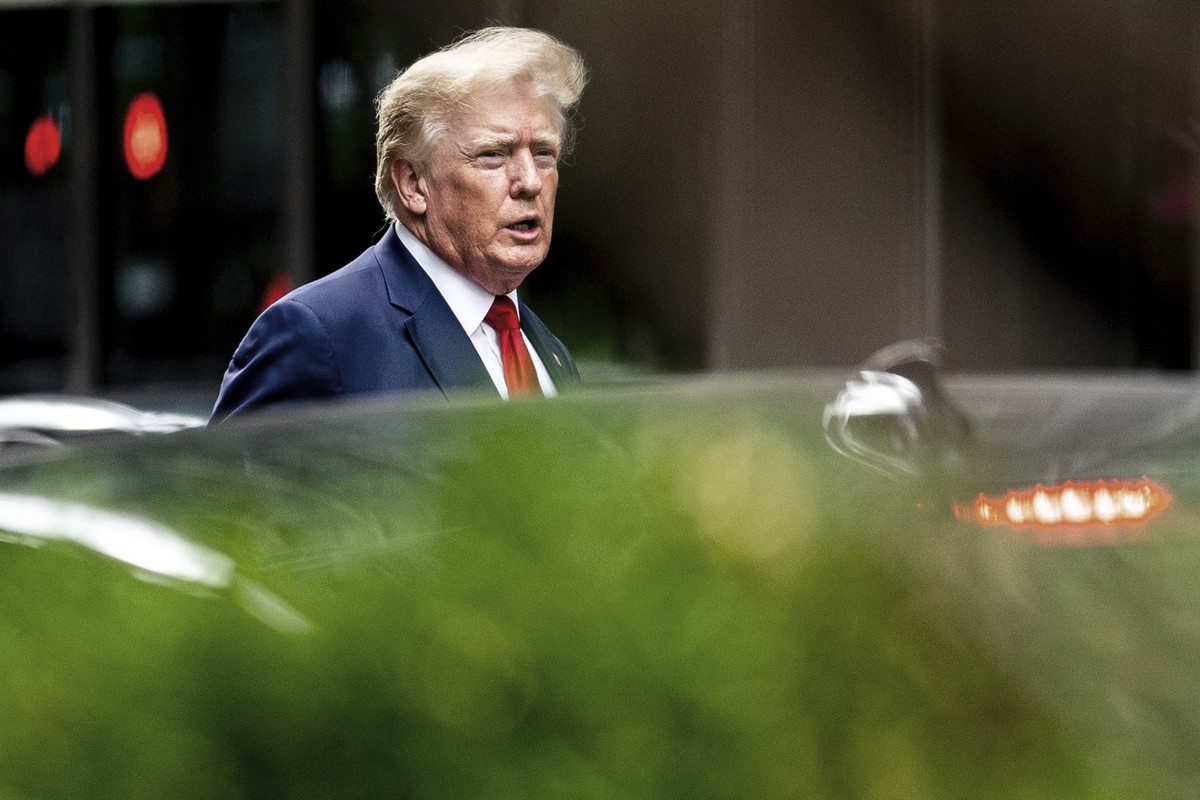ARCHIV - 10.08.2022, USA, New York: Donald Trump, ehemaliger Pr�sident der USA, verl�sst den Trump Tower auf dem Weg zur New Yorker Generalstaatsanwaltschaft, wo er im Rahmen einer zivilrechtlichen Un ...