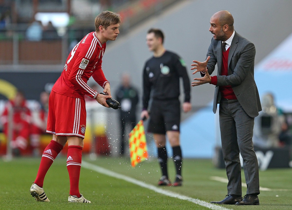 08.03.2014, Fussball 1.Bundesliga 2013/2014, 24.Spieltag, VfL Wolfsburg - FC Bayern M�nchen, in der Volkswagen-Arena Wolfsburg. v.l. Toni Kroos (Bayern M�nchen) und Trainer Pep Guardiola (Bayern M�nch ...