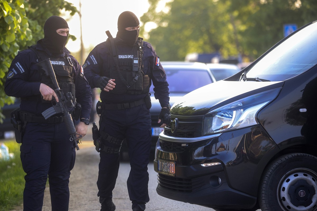 05.05.2023, Serbien, Dubona: Polizisten sperren die Straße in der Nähe des Schauplatzes eines Anschlags vom Donnerstagabend (04.05.2023). Ein Mann hat in Serbien mit einer Schnellfeuerwaffe auf eine G ...
