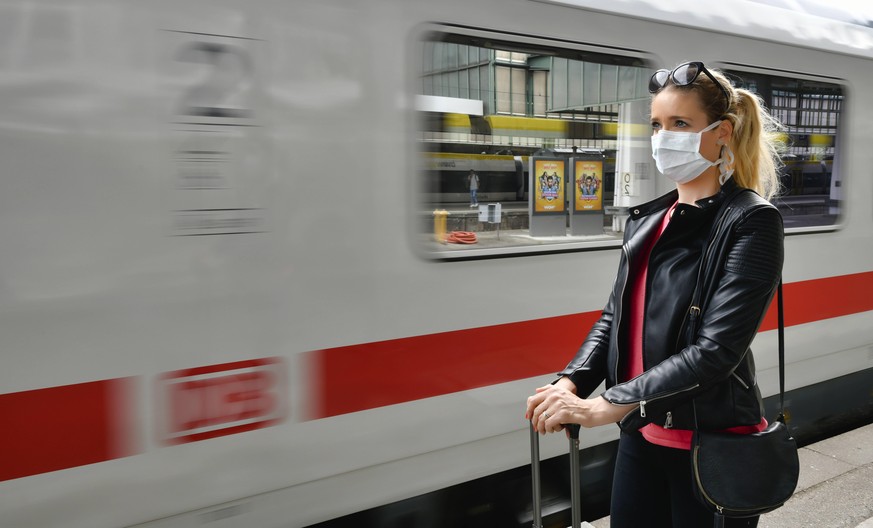 Frau mit Mundschutzmaske, wartet auf Zug, Corona-Krise, Hauptbahnhof, Stuttgart, Baden-Württemberg, Deutschland Coronavirus *** Woman with face mask, waiting for train, corona crisis, main station, St ...