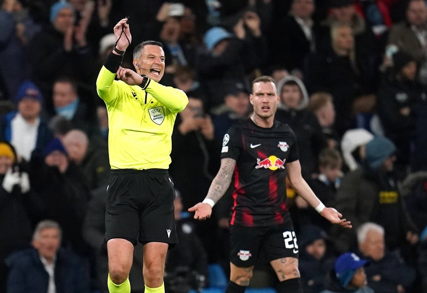 Manchester City v Red Bull Leipzig - UEFA Champions League - Round of Sixteen - Second Leg - Etihad Stadium Referee Slavko Vincic signals for a penalty kick for Manchester City after a VAR check durin ...
