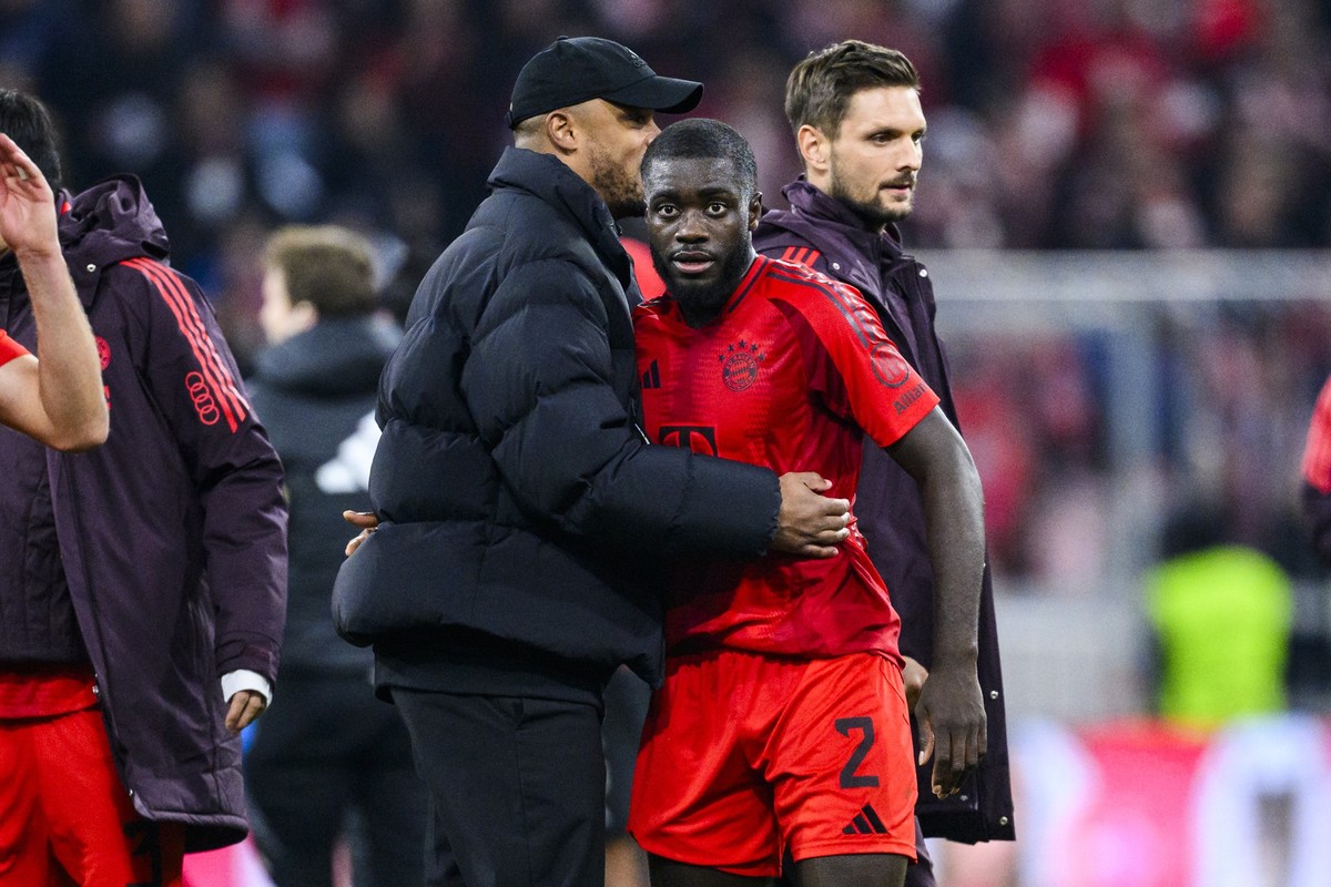 ARCHIV - 02.11.2024, Bayern, München: Fußball: Bundesliga, Bayern München - 1. FC Union Berlin, 9. Spieltag, Allianz Arena. Münchens Trainer Vincent Kompany (l) klatscht nach dem Spiel mit Münchens Da ...