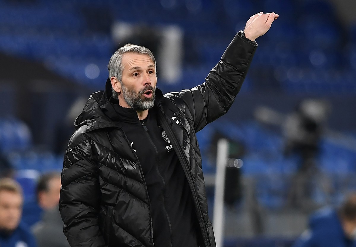 20.03.2021, Nordrhein-Westfalen, Gelsenkirchen: Fu�ball: Bundesliga, FC Schalke 04 - Borussia M�nchengladbach, 26. Spieltag in der Veltins Arena. M�nchengladbachs Trainer Marco Rose gestikuliert am Sp ...