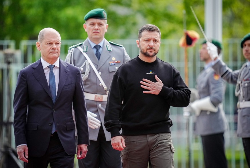 14.05.2023, Berlin: Wolodymyr Selenskyj, Präsident der Ukraine, wird von Bundeskanzler Olaf Scholz (r, SPD) vor dem Bundeskanzleramt mit militärischen Ehren begrüßt. Der ukrainische Präsident Selensky ...