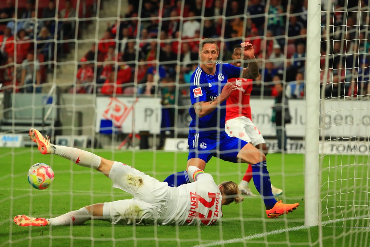 Robin Zentner Mainz pariert gegen Sebastian Polter Schalke FSV Mainz 05 vs FC Schalke 04, Fussball, 1. Bundesliga, 05.05.2023 DFL REGULATIONS PROHIBIT ANY USE OF PHOTOGRAPHS AS IMAGE SEQUENCES AND/OR ...