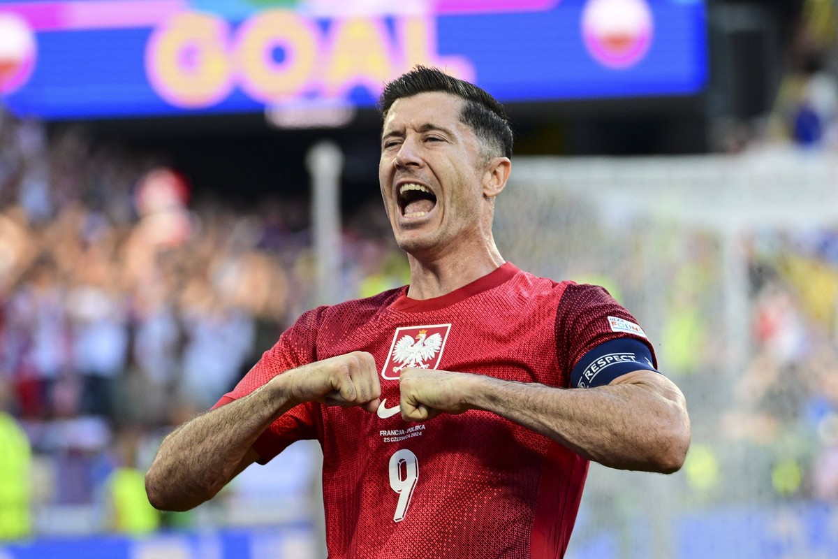 Torjubel zum 1:1 durch Robert Lewandowski 9 Polen, Frankreich vs. Polen, Fussball, UEFA EURO, EM, Europameisterschaft,Fussball 2024, Gruppenphase, 3. Spieltag, 25.06.2024 Dortmund Nordrhein-Westfalen  ...