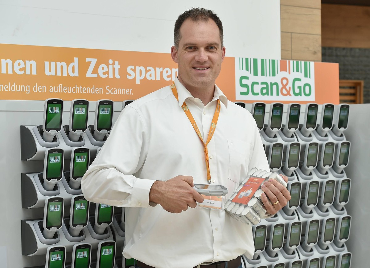 Der neue Gesch�ftsf�hrer der Globus SB-Warenhaus Holding GmbH & Co. KG, Oliver Kirch, beim Vorf�hren der Scan&GO am Dienstag (18.09.2018) in V�lklingen. *** The new Managing Director of Globus ...