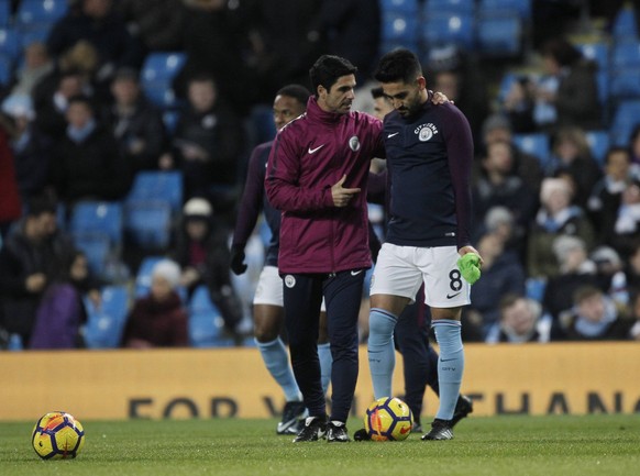 29th November 2017, Etihad Stadium, Manchester, England EPL Premier League football, Manchester City versus Southampton Manchester City assistant coach Mikel Arteta briefs Ilkay Gundogan during the wa ...