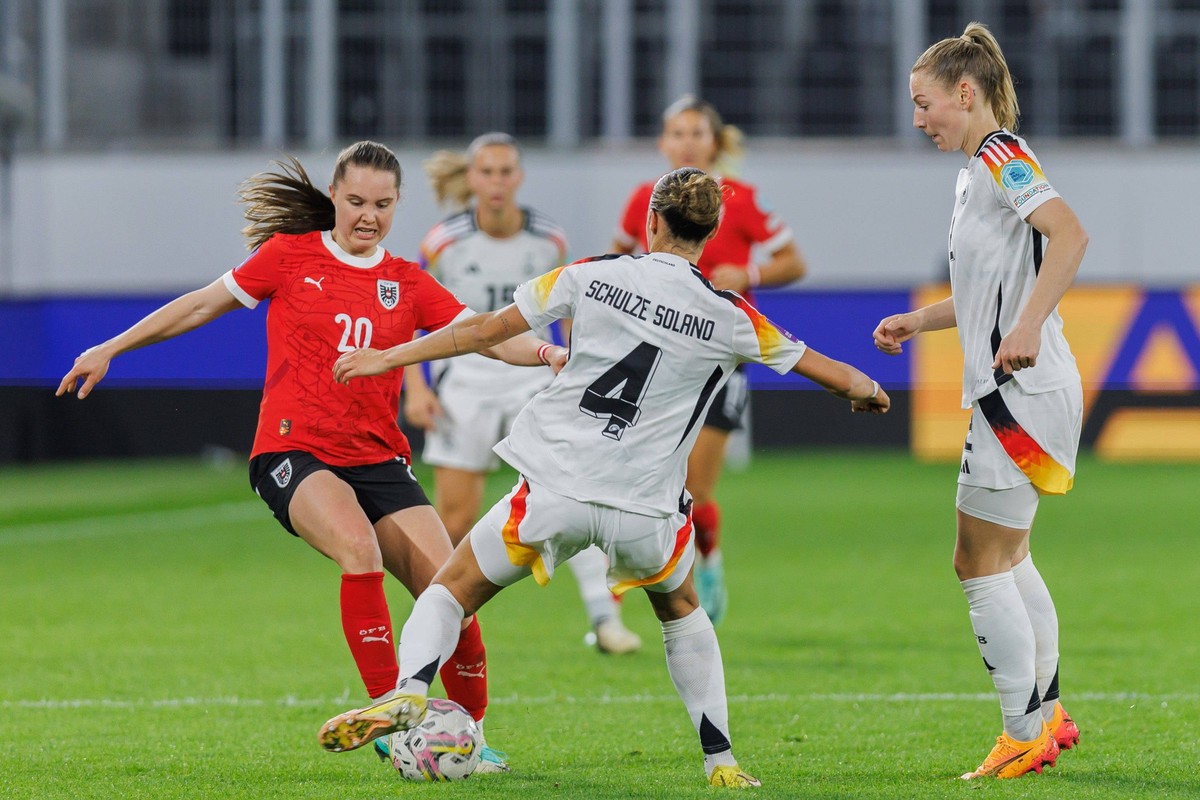 von links: Lilli Purtscheller AUT, 20, Bibiane Schulze Solano GER, 4, Sarai Linder GER, 2, 05.04.2024, Linz �sterreich, Fussball, UEFA, EM-Qualifikation, �sterreich - Deutschland, DFB/DFL REGULATIONS  ...