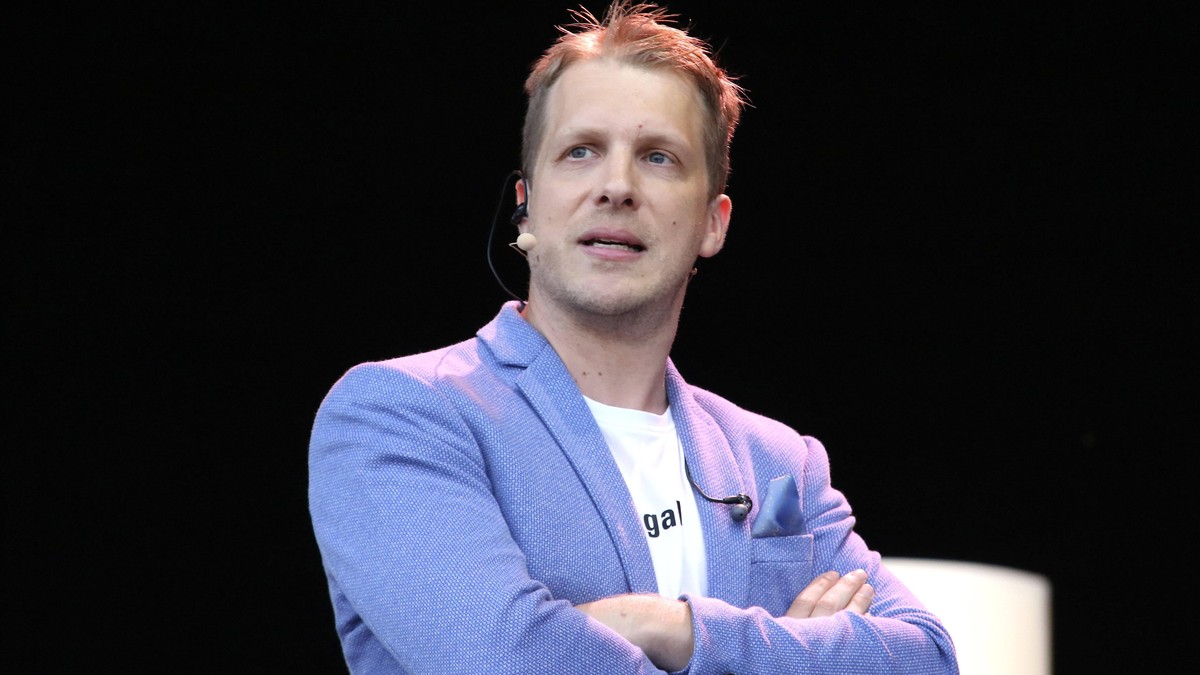 Oliver Pocher live mit dem Programm Die Pochers hier im SEAT Cruise Inn Autokino. Hamburg, 01.07.2020 *** Oliver Pocher live with the program Die Pochers here at the SEAT Cruise Inn drive-in cinema Ha ...