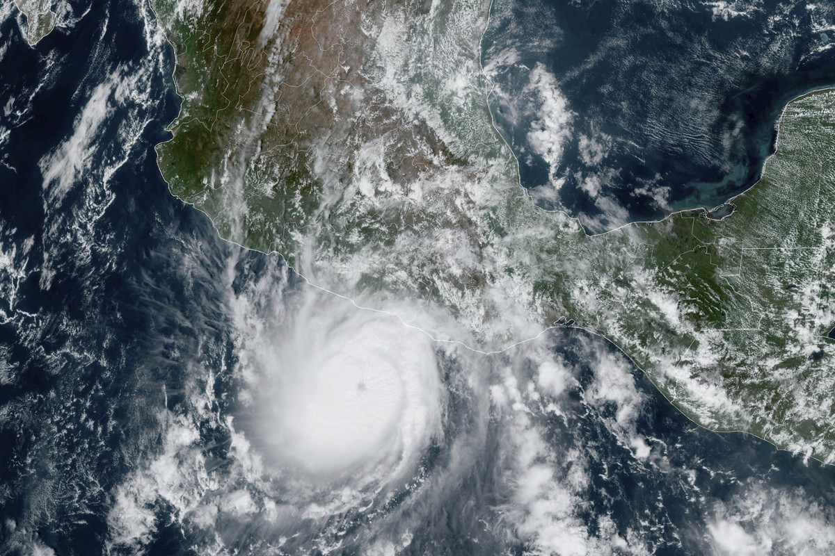 dpatopbilder - HANDOUT - 24.10.2023, Mexiko, -: Dieses von der NOAA zur Verfügung gestellte Satellitenbild zeigt den Hurrikan Otis, der sich der mexikanischen Pazifikküste nahe Acapulco nähert. Foto: ...