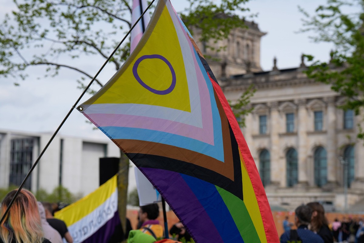 Kundgebung vor dem Bundestag zum Selbstbestimmungsgesetz Kundgebung vor dem Bundestag zum Selbstbestimmungsgesetz, pro und contra, Regenbogen- und Transflaggen Berlin Berlin GER *** Rally in front of  ...